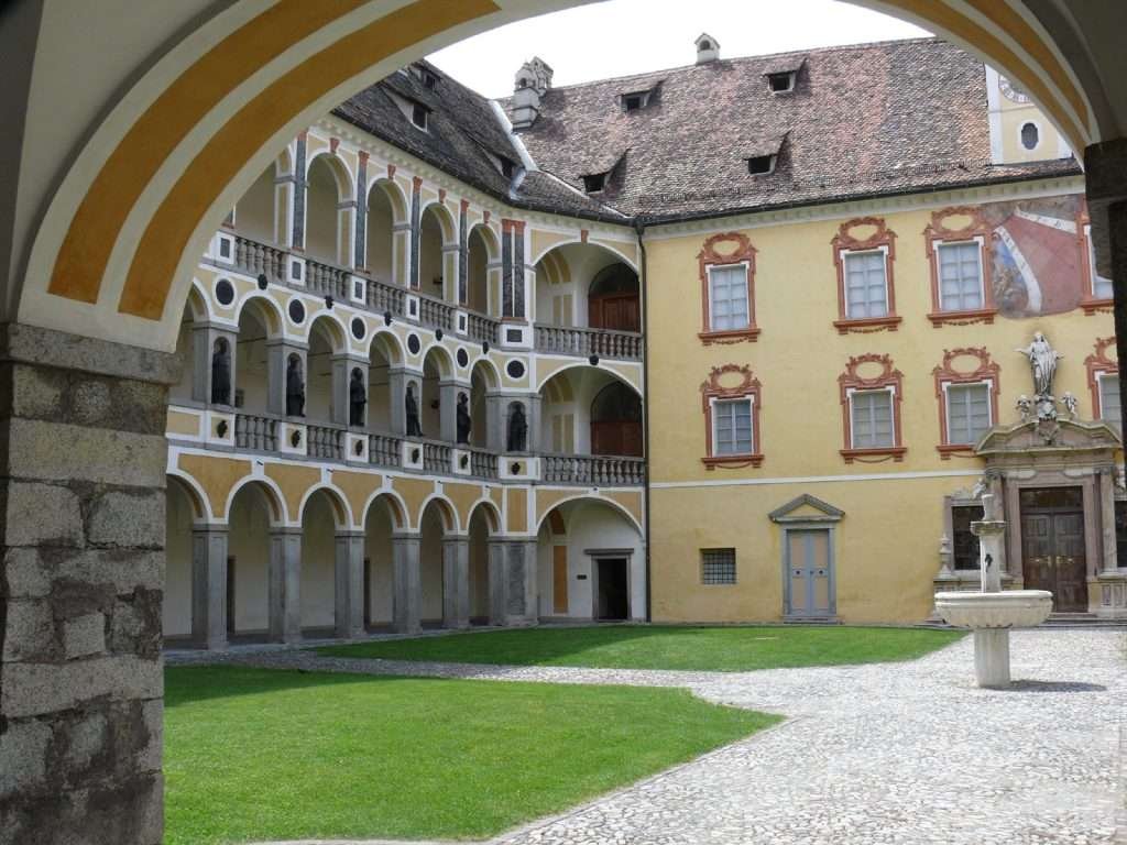 Bressanone_-_cortile_del_Palazzo_Vescovile