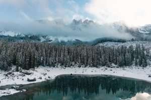 Sciare vicino al Lago di Carezza