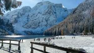 lago-di-braies-inverno