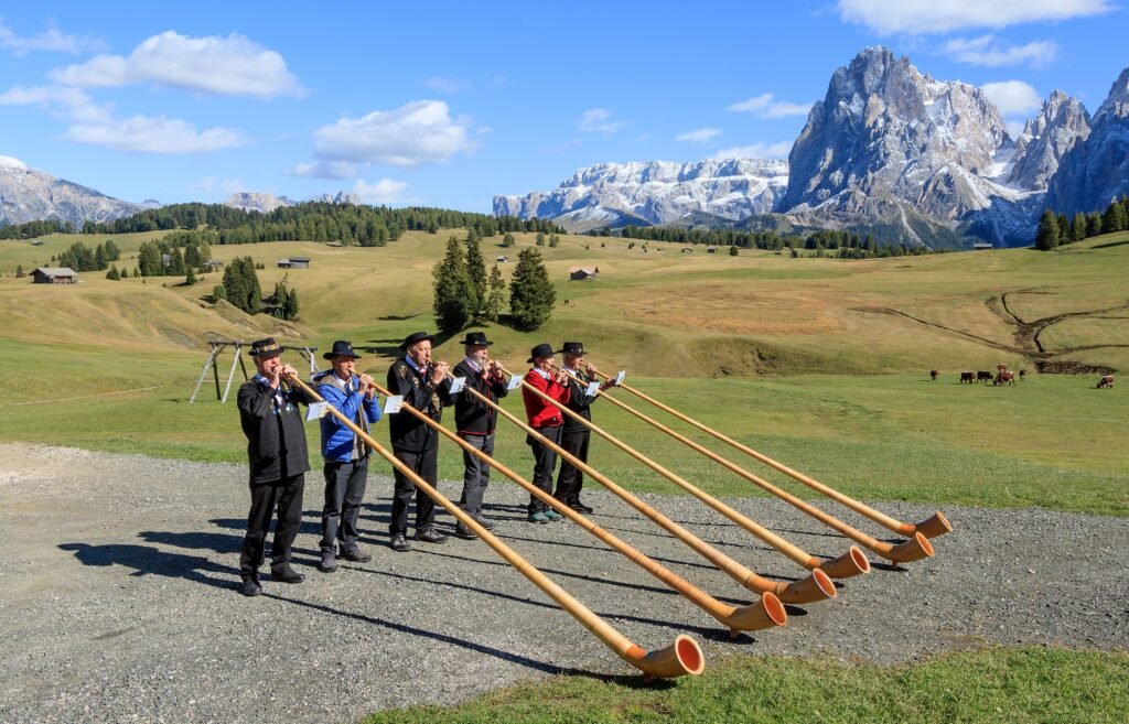 Suonatori di corno alpino all'Alpe di Siusi