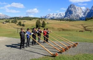 Suonatori di corno alpino all'Alpe di Siusi