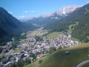 Campitello di Fassa dall'alto, con Latemar e Catinaccio