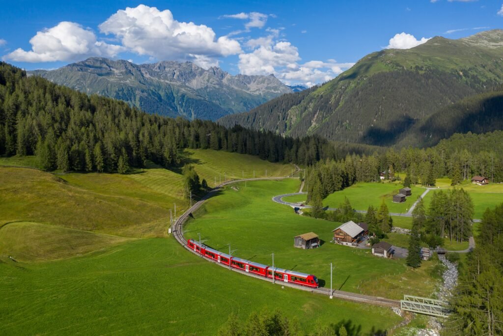 Treno della Ferrovia Retica vicino a Davos