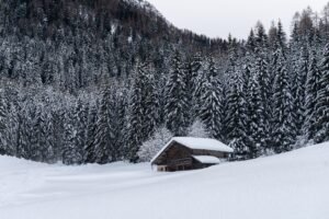 Baita innevata in Val Canali