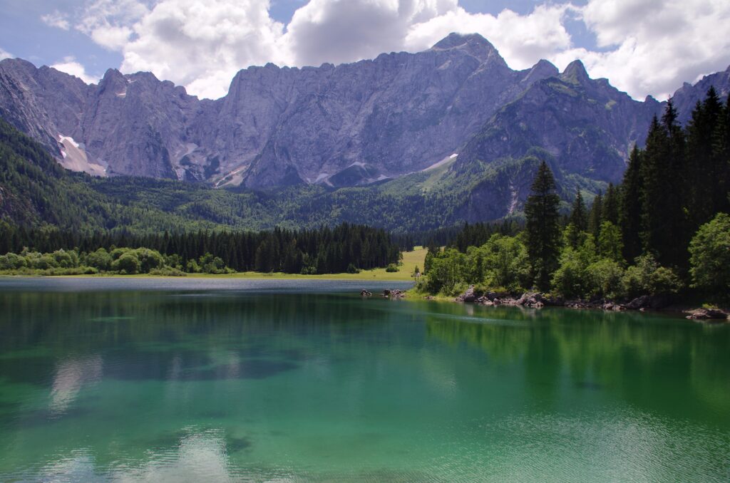 Il lago di Fusine e le montagne