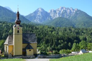 La chiesa di San Leonardo a Fusine in Valromana