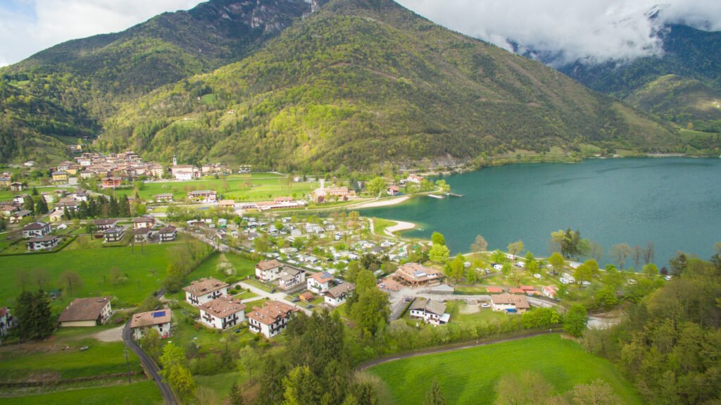 Pieve di Ledro e il lago