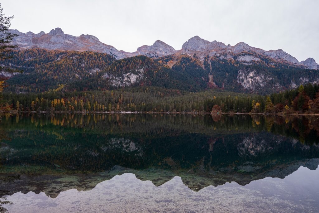 Le montagne del Brenta si specchiano nel Lago di Tovel