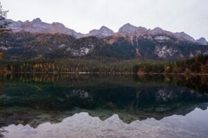 Le montagne del Brenta si specchiano nel Lago di Tovel