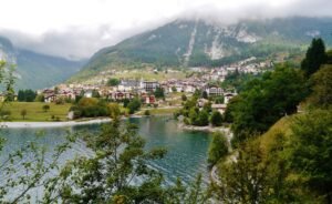 Il paese di Molveno sul lago