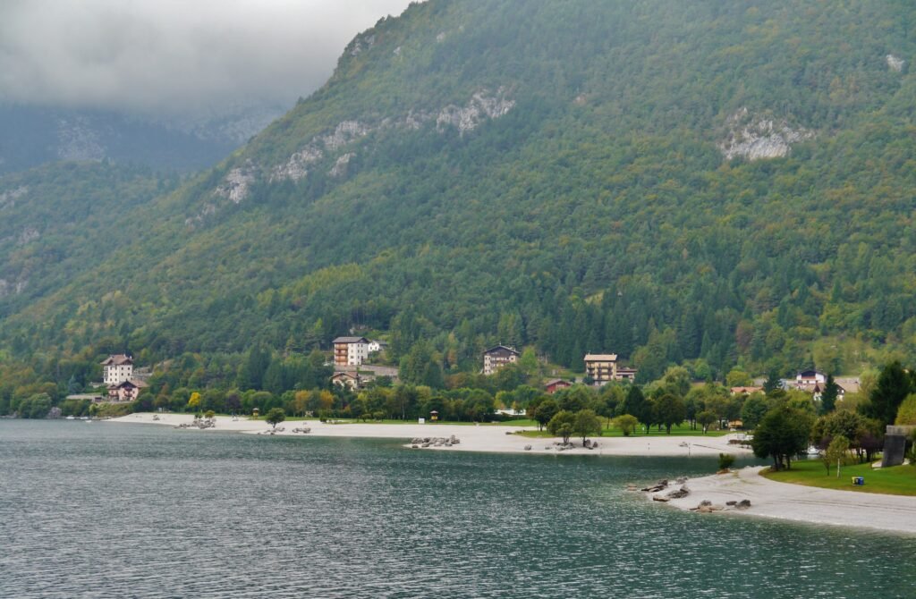 Spiaggia sulla riva del Lago di Molveno