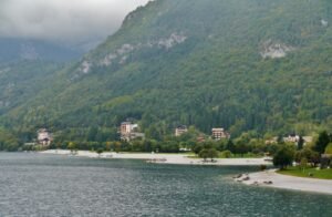 Spiaggia sulla riva del Lago di Molveno