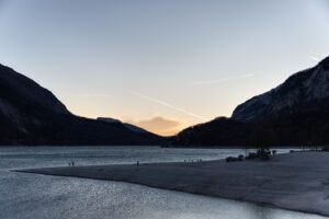 Lago di Molveno al tramonto, in inverno