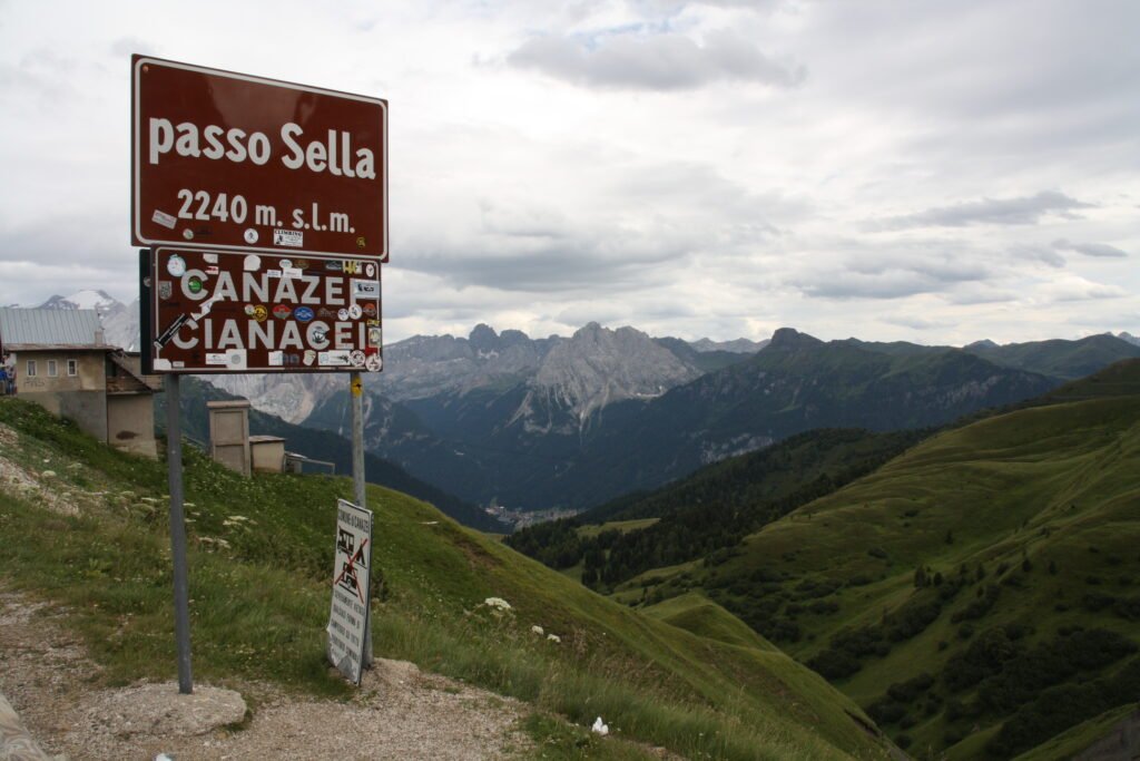 Il cartello del Passo Sella, 2.240 m