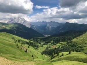 Panorama dal Passo Sella verso Canazei