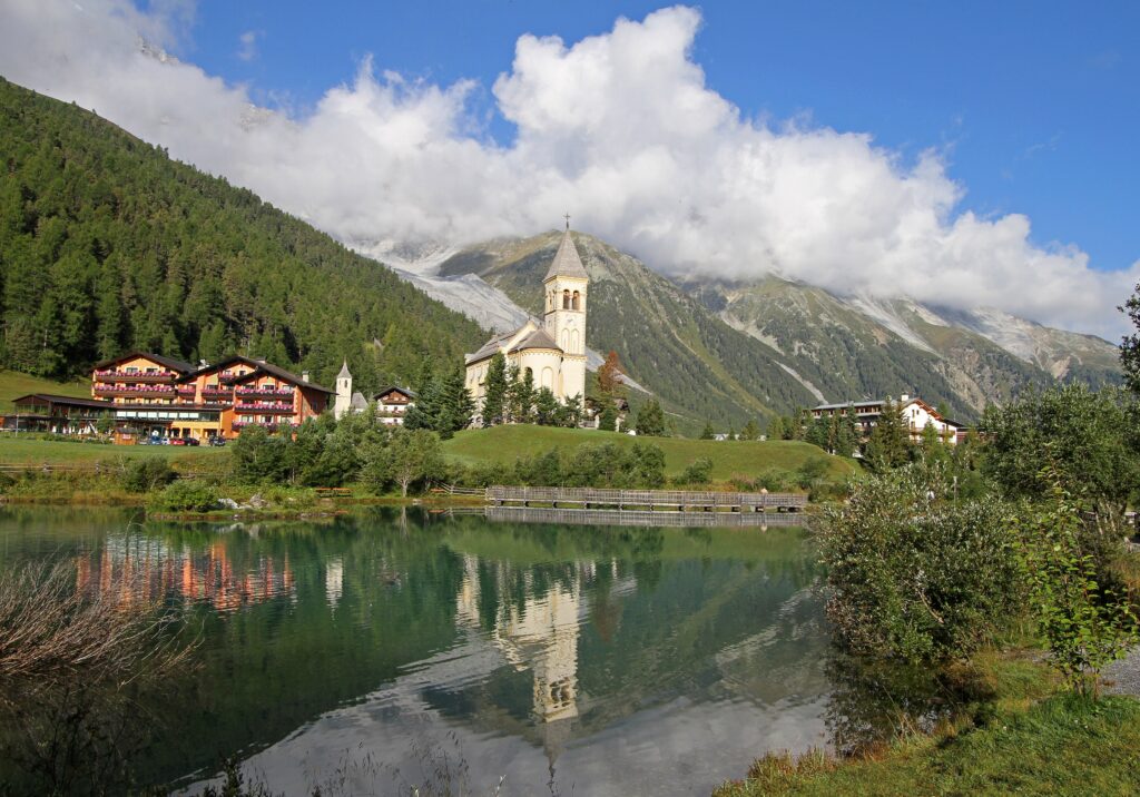 Solda in estate, con la chiesa e il laghetto