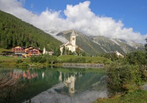 Solda in estate, con la chiesa e il laghetto