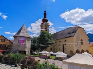 Tarvisio, piazza Unità e chiesa dei Santi Pietro e Paolo