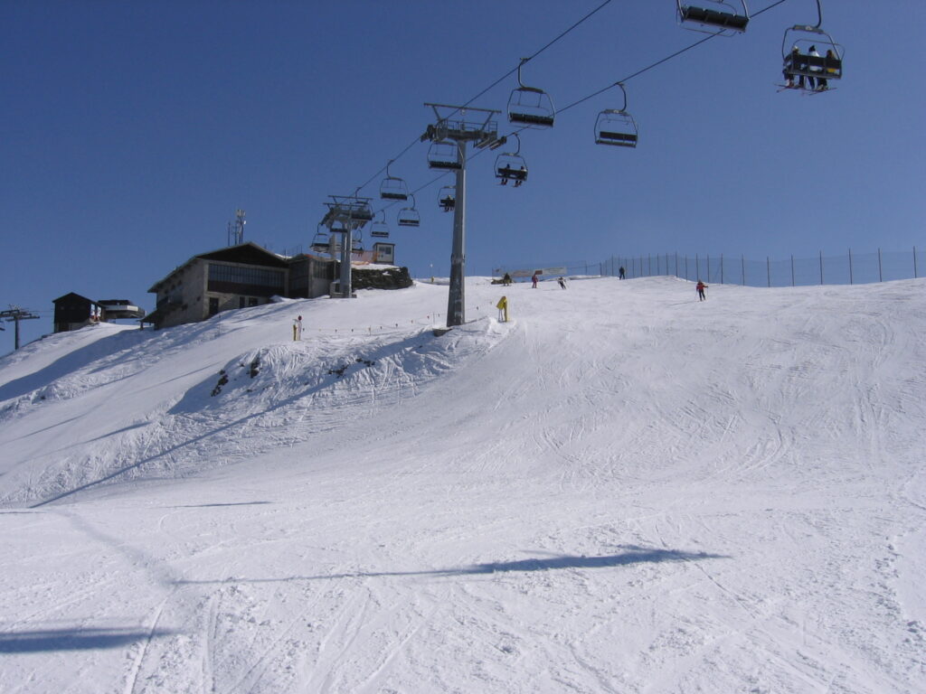 Pista e seggiovia a Cima Motta, in Valmalenco