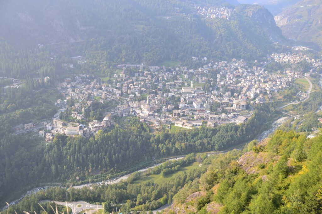 Chiesa in Valmalenco vista dall'alto